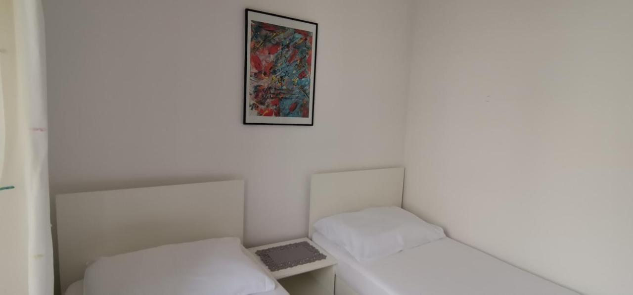 Luka'S Lodge Guesthouse & Hostel ฮวาร์ ภายนอก รูปภาพ
