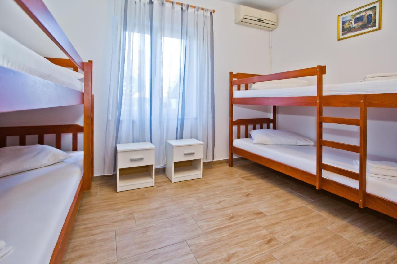 Luka'S Lodge Guesthouse & Hostel ฮวาร์ ภายนอก รูปภาพ