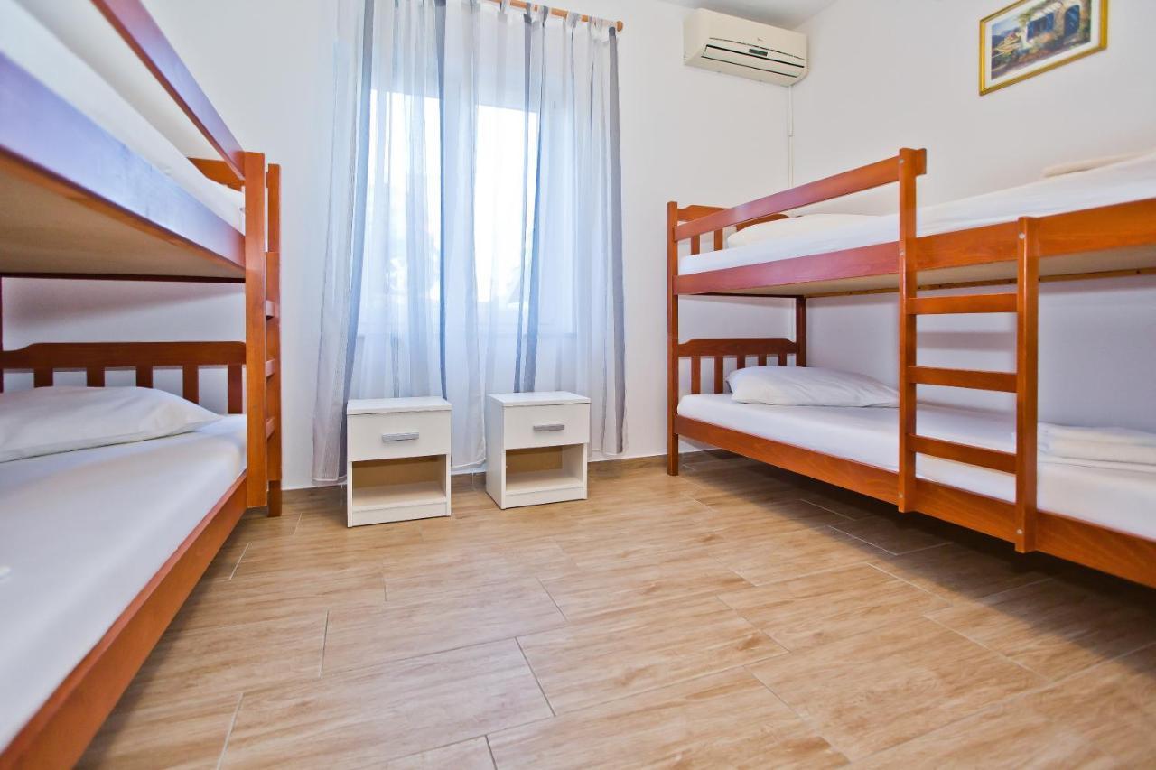 Luka'S Lodge Guesthouse & Hostel ฮวาร์ ภายนอก รูปภาพ