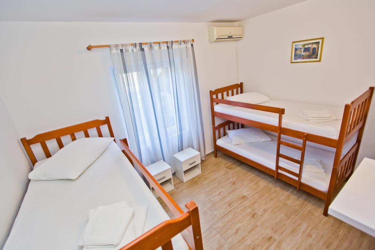 Luka'S Lodge Guesthouse & Hostel ฮวาร์ ภายนอก รูปภาพ