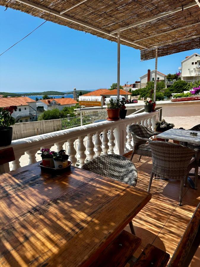 Luka'S Lodge Guesthouse & Hostel ฮวาร์ ภายนอก รูปภาพ