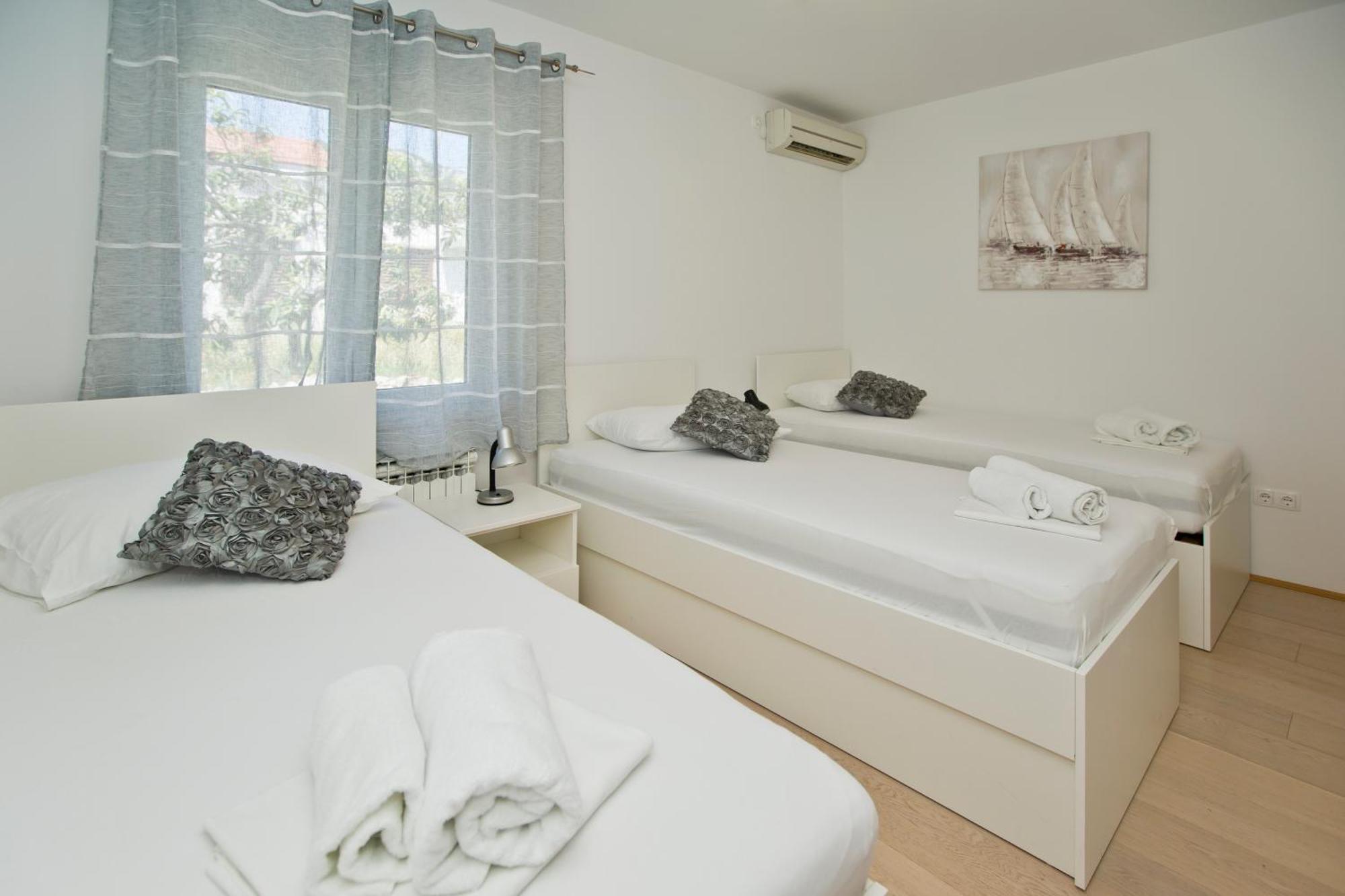 Luka'S Lodge Guesthouse & Hostel ฮวาร์ ภายนอก รูปภาพ