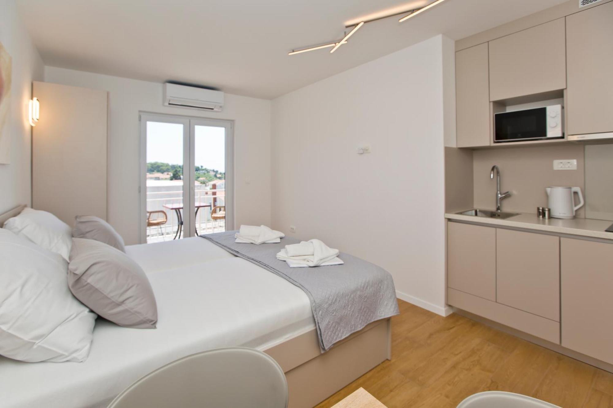 Luka'S Lodge Guesthouse & Hostel ฮวาร์ ภายนอก รูปภาพ