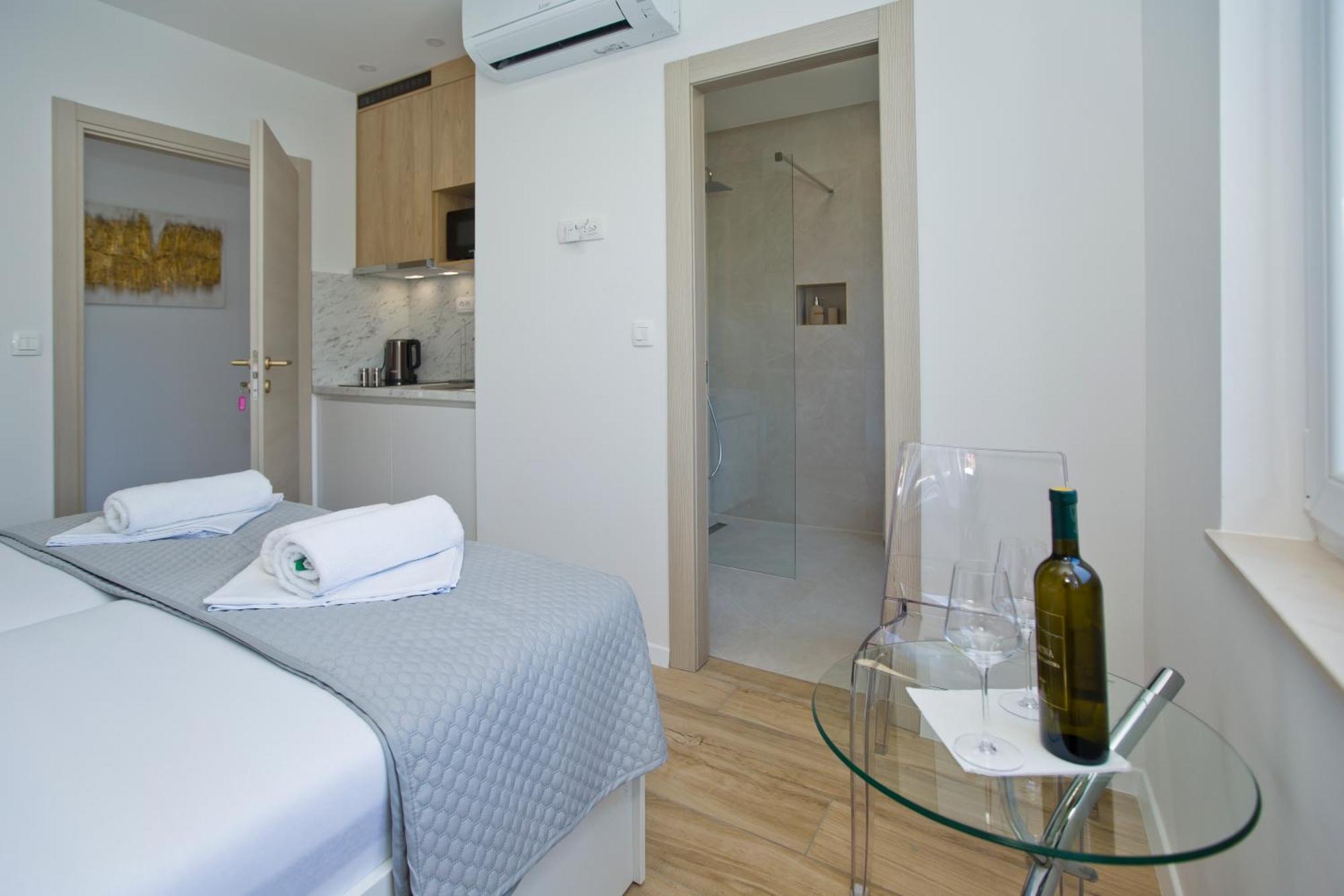 Luka'S Lodge Guesthouse & Hostel ฮวาร์ ภายนอก รูปภาพ