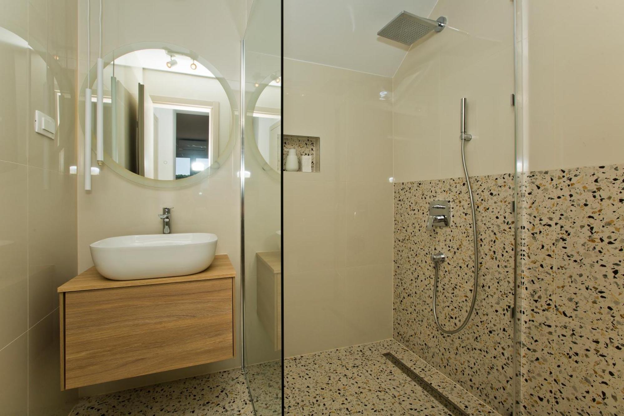 Luka'S Lodge Guesthouse & Hostel ฮวาร์ ภายนอก รูปภาพ