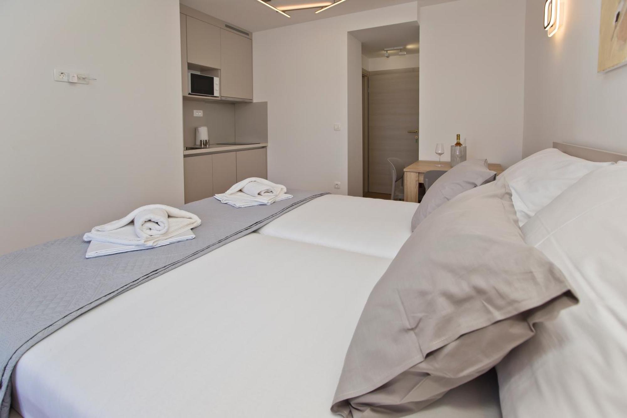 Luka'S Lodge Guesthouse & Hostel ฮวาร์ ภายนอก รูปภาพ