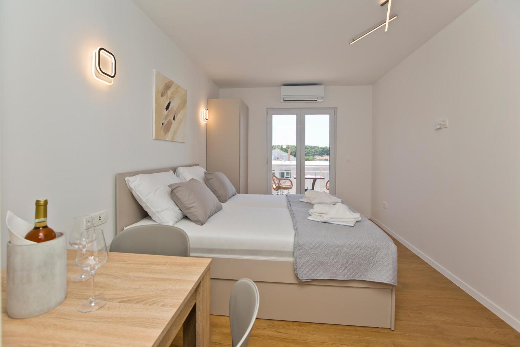 Luka'S Lodge Guesthouse & Hostel ฮวาร์ ภายนอก รูปภาพ