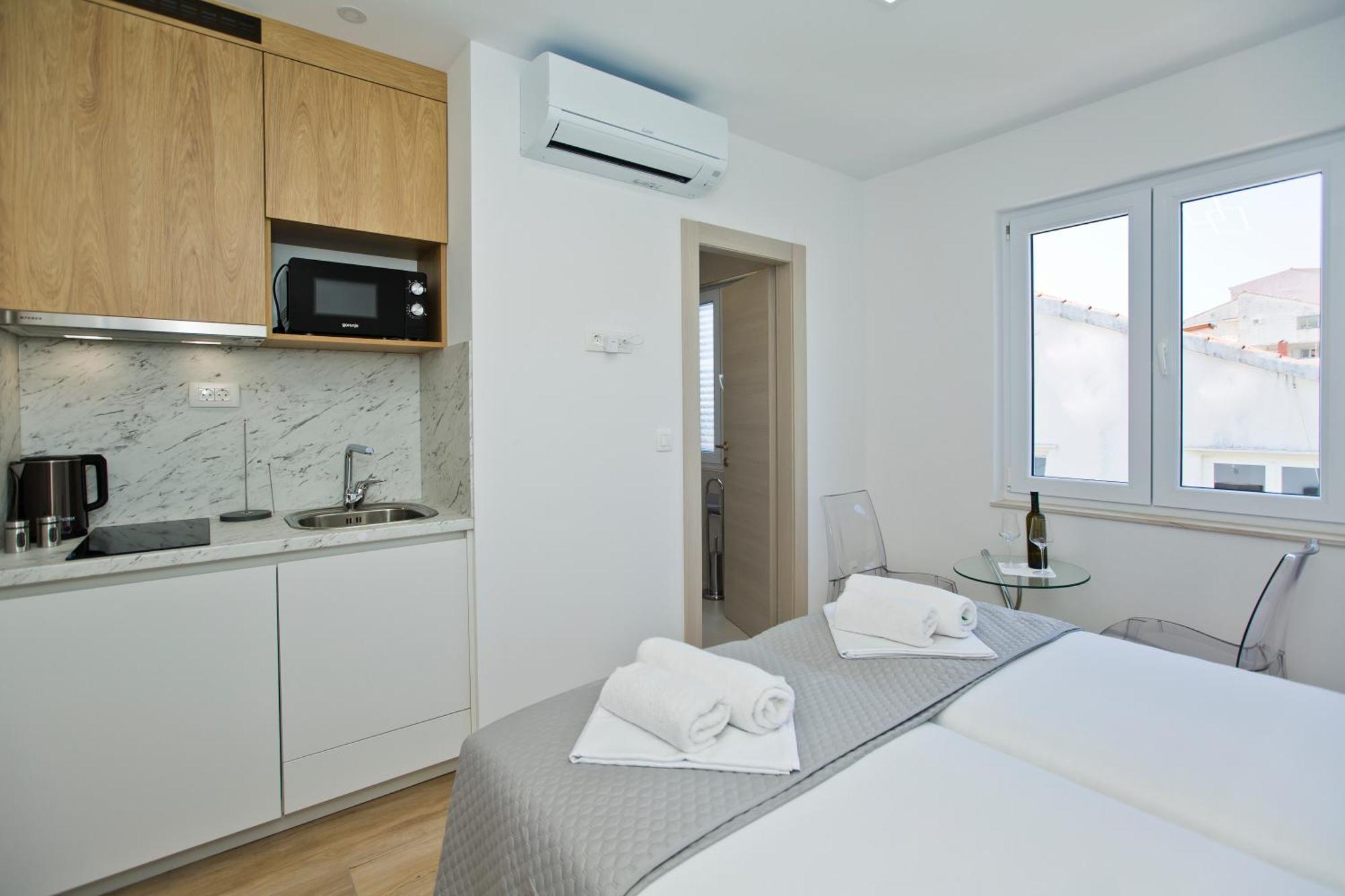 Luka'S Lodge Guesthouse & Hostel ฮวาร์ ภายนอก รูปภาพ