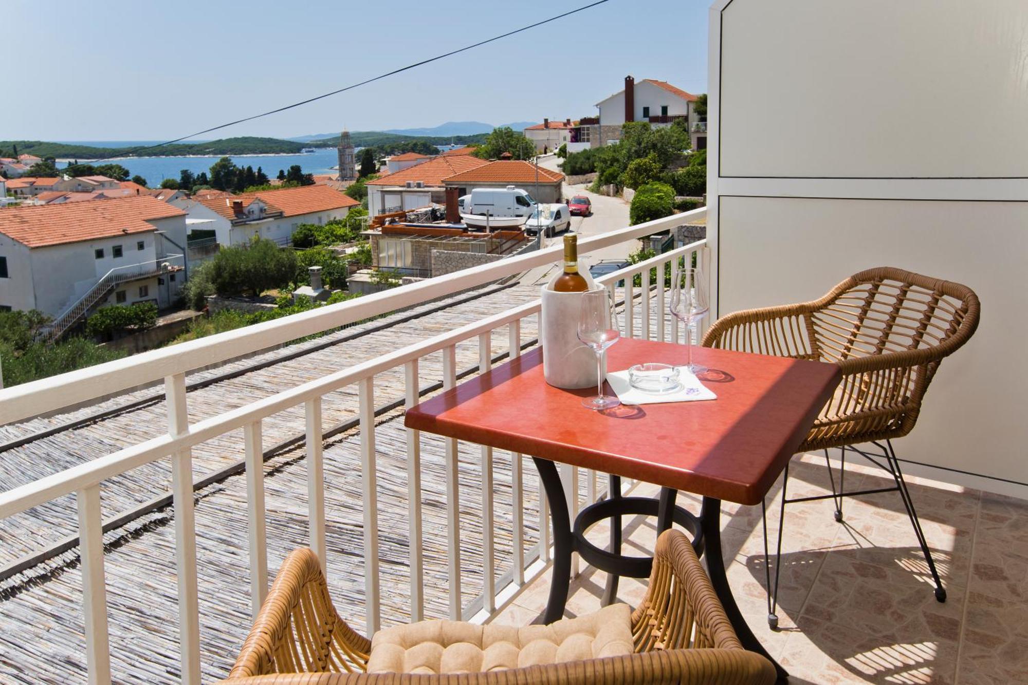 Luka'S Lodge Guesthouse & Hostel ฮวาร์ ภายนอก รูปภาพ