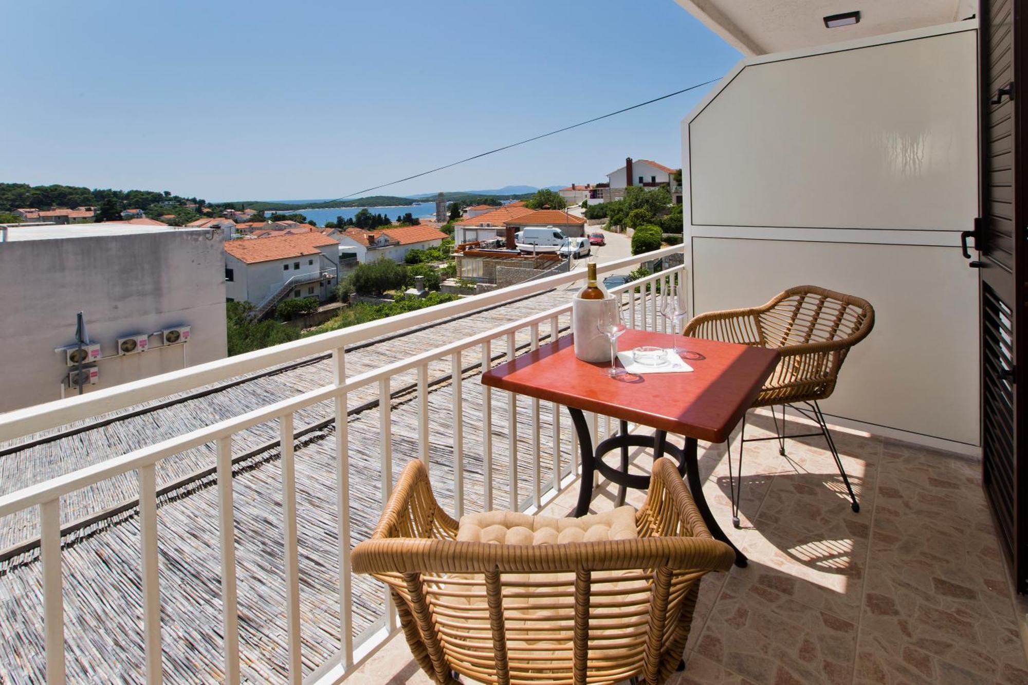 Luka'S Lodge Guesthouse & Hostel ฮวาร์ ภายนอก รูปภาพ
