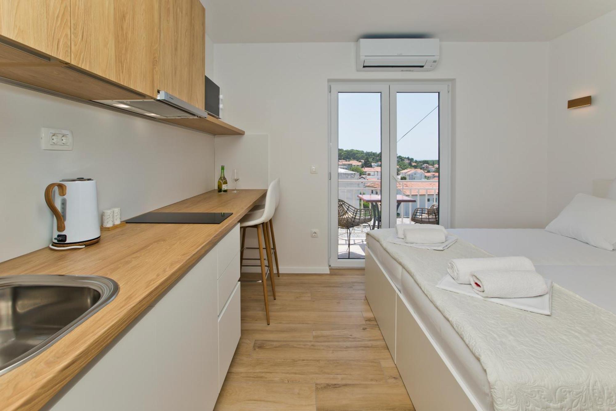 Luka'S Lodge Guesthouse & Hostel ฮวาร์ ภายนอก รูปภาพ