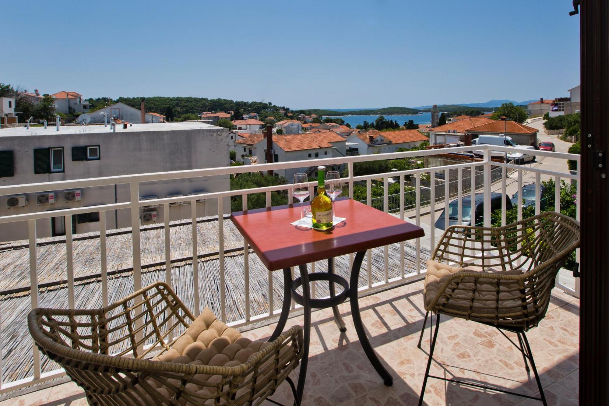 Luka'S Lodge Guesthouse & Hostel ฮวาร์ ภายนอก รูปภาพ