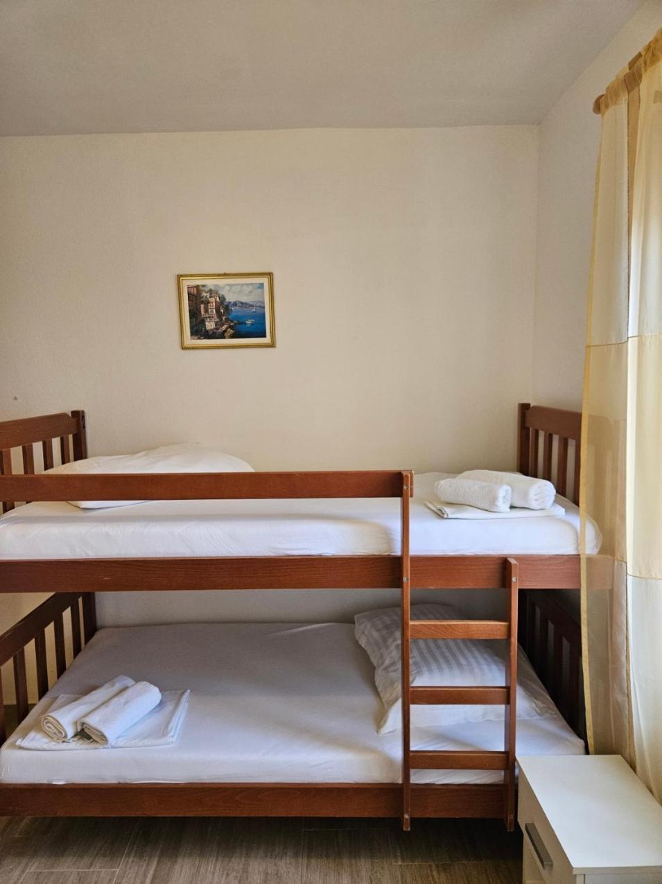 Luka'S Lodge Guesthouse & Hostel ฮวาร์ ภายนอก รูปภาพ