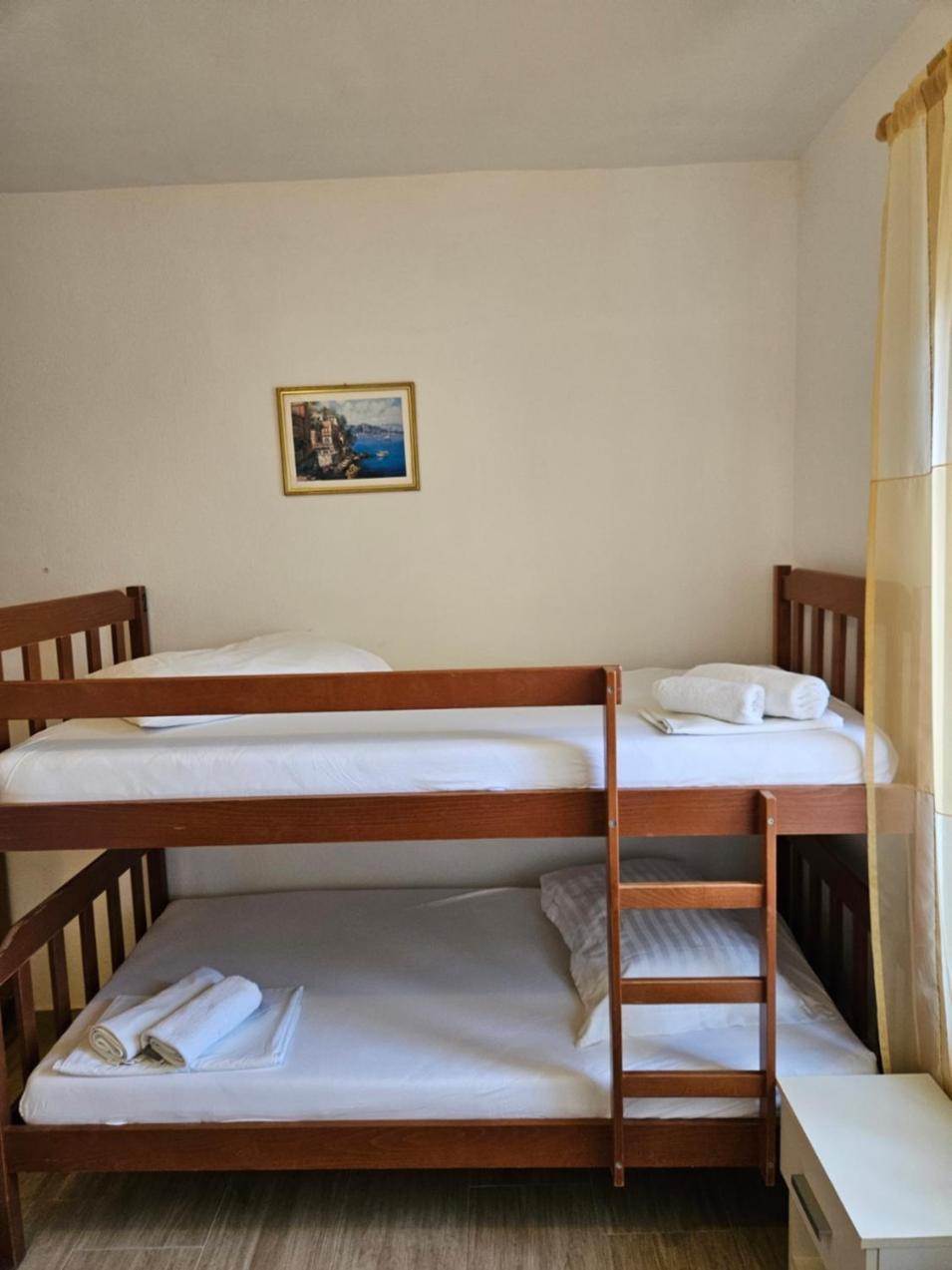 Luka'S Lodge Guesthouse & Hostel ฮวาร์ ภายนอก รูปภาพ