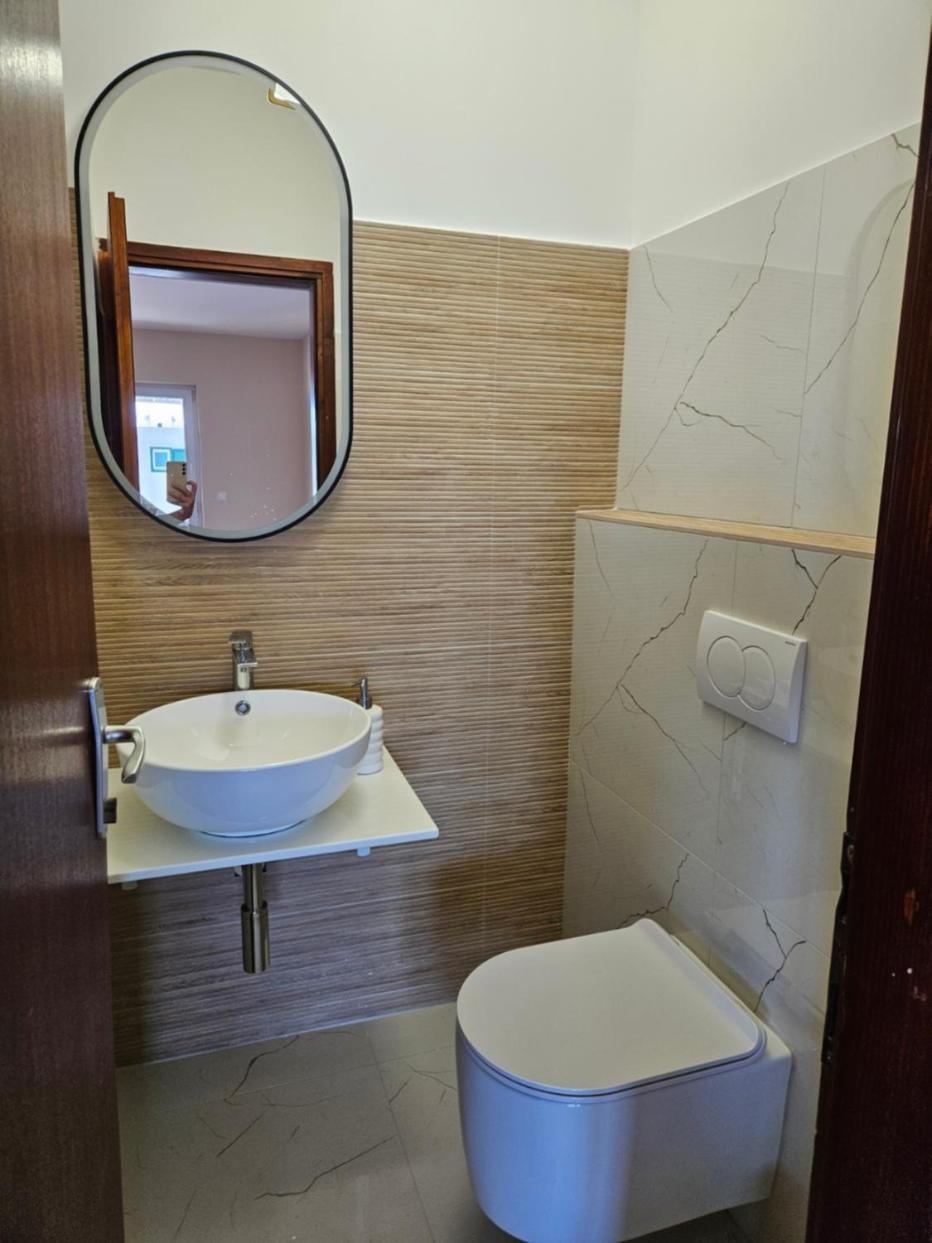 Luka'S Lodge Guesthouse & Hostel ฮวาร์ ภายนอก รูปภาพ